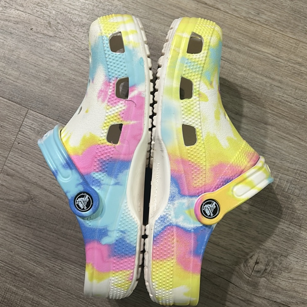 CROCS tie dye women’s size 7 /men’s size 5 - Picture 5 of 6